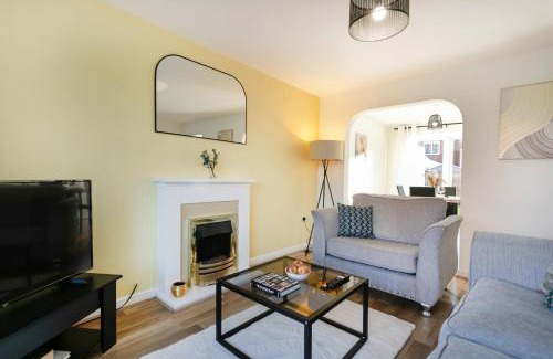 Lincoln House | Lincoln Spacious House Free Parking Free Wi-Fi TV Sleeps 6 Perfect for Families Contractor Long Term