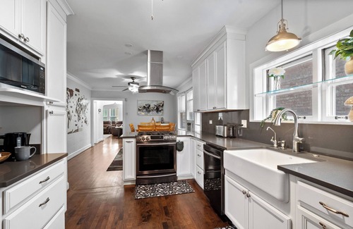 Budlong Woods Condo | Lincoln Square Sunny 3BR-1Bath Condo – Family-Friendly, Walk to Everything!
