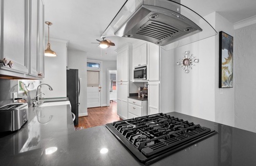 Budlong Woods Condo | Lincoln Square Sunny 3BR-1Bath Condo – Family-Friendly, Walk to Everything!