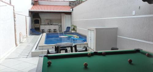 Real House | "Lindíssima Casa Pé na Areia com Opção da Piscina Aquecida Cobrado a Parte, Sala de Jantar, 3 Amplos Quartos, Sendo1Suíte, Amplo Espaço de Lazer com Área Gourmet em Deck Coberto com Churrasqueira e Mesa de Bilhar Frente a Piscina, Super Pertinho da Praia"