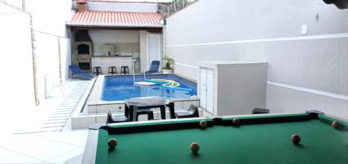 Real House | "Lindíssima Casa Pé na Areia com Opção da Piscina Aquecida Cobrado a Parte, Sala de Jantar, 3 Amplos Quartos, Sendo1Suíte, Amplo Espaço de Lazer com Área Gourmet em Deck Coberto com Churrasqueira e Mesa de Bilhar Frente a Piscina, Super Pertinho da Praia"