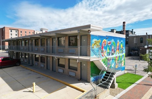 Cedar Falls Apartment | Lindell - Downtown CF Studio - King Bed! 510
