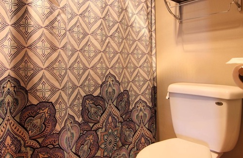 Cedar Falls Apartment | Lindell - Downtown CF Studio - King Bed! 510