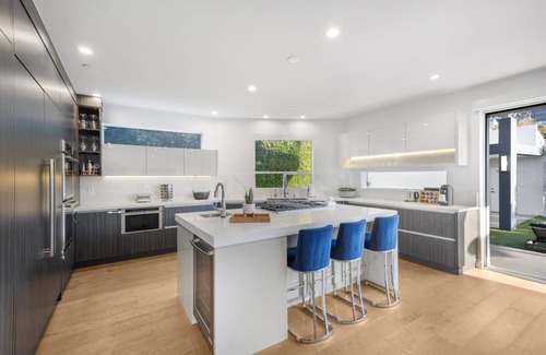 Carthay Circle Villa | Lindenhurst - Warm Conventional Home on a Prime Location
