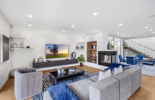 Carthay Circle Villa | Lindenhurst - Warm Conventional Home on a Prime Location