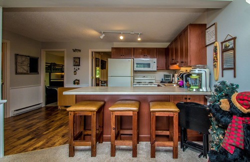 Bartlett Condo | Linderhof Golf Course Condo Across from Storyland & Aquarium With Pools!