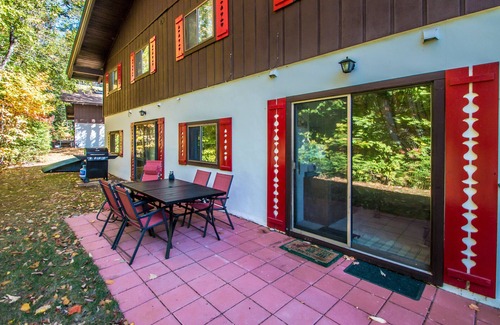 Bartlett Condo | Linderhof Golf Course Condo Across from Storyland & Aquarium With Pools!