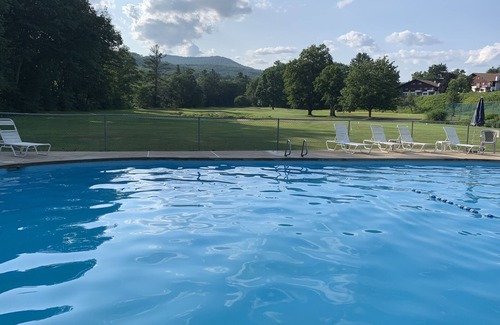Bartlett Condo | Linderhof Golf Course Condo Across from Storyland & Aquarium With Pools!