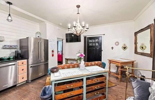 Brazos House | Lindley’s Little Gem-a cozy cottage close to the Silos