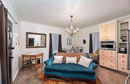 Brazos House | Lindley’s Little Gem-a cozy cottage close to the Silos