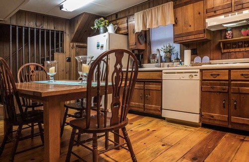 Gatlinburg Cabin | Lindsey Mill Cabin on stream and pond