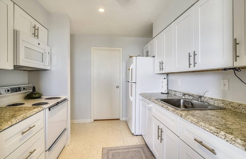 North Shores Condo | LINENS INCLUDED*! VIEWS, VIEWS, VIEWS! FROM EVERY ROOM, PRIVATE BEACH, COMMUNITY POOL & WIFI!