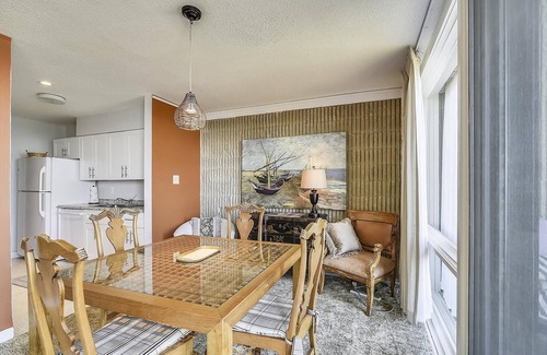 North Shores Condo | LINENS INCLUDED*! VIEWS, VIEWS, VIEWS! FROM EVERY ROOM, PRIVATE BEACH, COMMUNITY POOL & WIFI!
