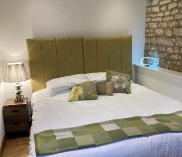Malmesbury Hotel | Linnaea House Rooms
