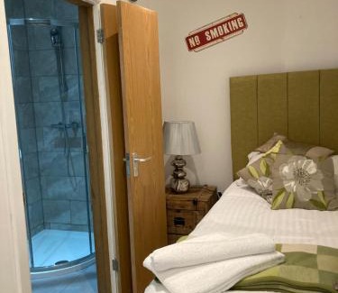 Malmesbury Hotel | Linnaea House Rooms