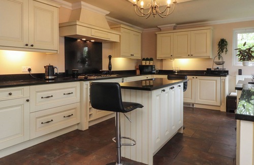 Thornton-Cleveleys Cottage | LINWOOD, pet friendly, with hot tub in Cleveleys