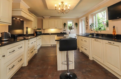 Thornton-Cleveleys Cottage | LINWOOD, pet friendly, with hot tub in Cleveleys