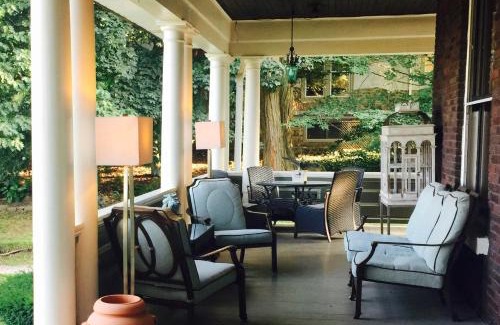 Niagara Falls Bed & Breakfast | Lion's Head B&B