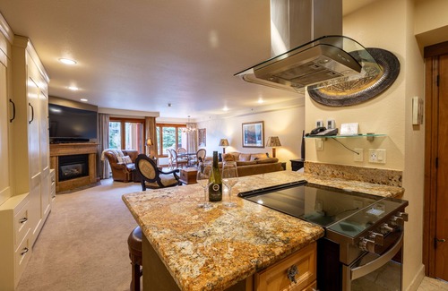 Vail Condo | LION SQUARE LODGE at Gondola Ski In/Out 1st Floor Vail Mt View