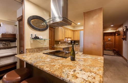 Vail Condo | LION SQUARE LODGE at Gondola Ski In/Out 1st Floor Vail Mt View