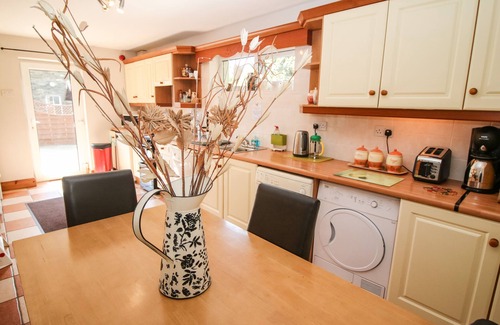 Union Hall Cottage | LIS-ARDAGH COTTAGE 2, family friendly in Union Hall, County Cork