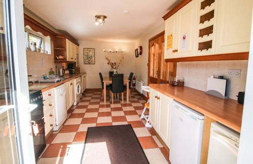 Union Hall Cottage | LIS-ARDAGH COTTAGE 2, family friendly in Union Hall, County Cork