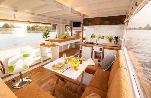 Priepert Boat Rental | Lisa Boot 6