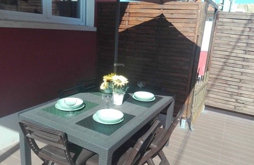 Costa de Caparica Apartment | Lisbon Beach Apartments 1.500-metre beach, terrace-barbecue, pets welcome.