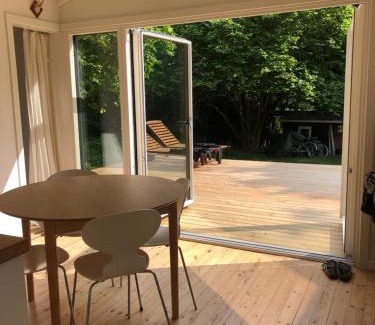 Melby Apartment | Liseleje sommerhus på naturgrund