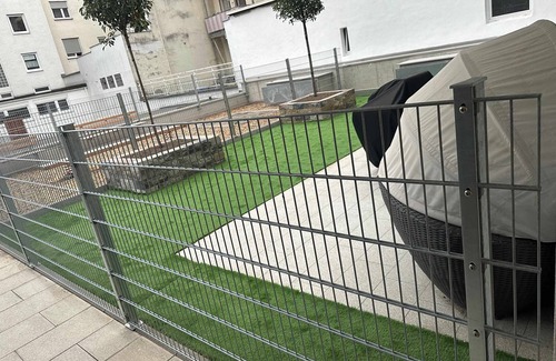 Sudliche Innenstadt Apartment | LiT LiVING: Luxus | Box SprIng | Parking | Garden