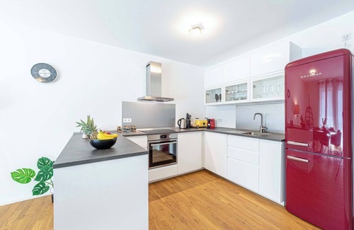 Sudliche Innenstadt Apartment | LiT LiVING: Luxus | Box SprIng | Parking | Balcony