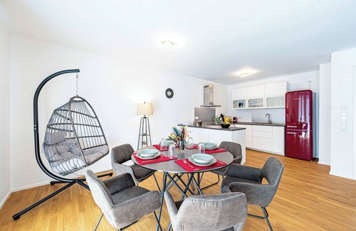 Sudliche Innenstadt Apartment | LiT LiVING: Luxus | Box SprIng | Parking | Balcony
