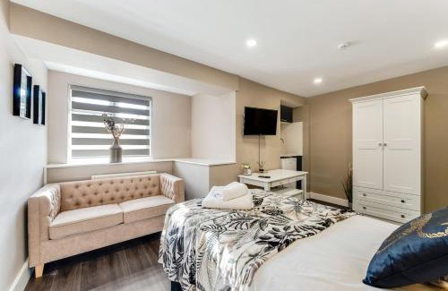 Seven Sisters Apartment | Lit Studio Spot Twin Beds,Amenities & Chill Vibes 1