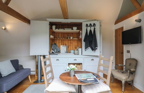 Orwell Cottage | LITTLE BARN, romantic, with a garden in Orwell