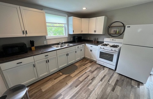 Gladstone House | Little Bay de Noc 3 Bedroom Home w/Lake & Fishing nAccess nn