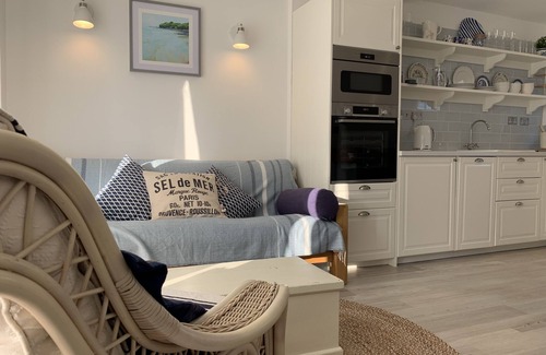 Seaview Cottage | LITTLE BEACH, family friendly, country holiday cottage in Seaview