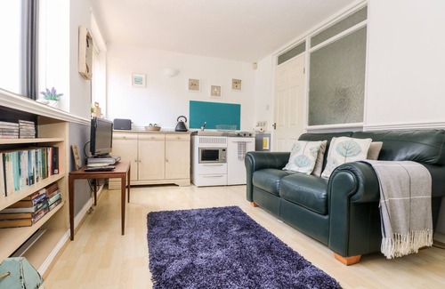 Carlyon Bay House | LITTLE BEACH HOUSE, romantic, with a garden in St. Austell