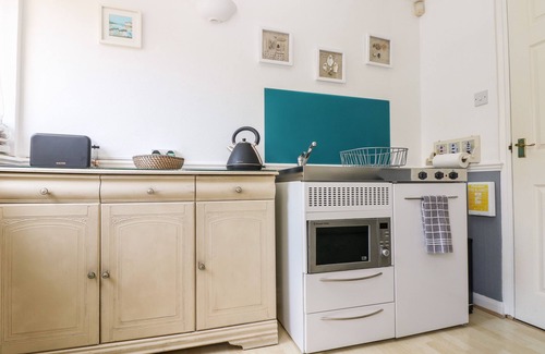 Carlyon Bay House | LITTLE BEACH HOUSE, romantic, with a garden in St. Austell