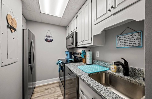 Gatlinburg Apartment | Little Bear Den: *Walk to Gatlinburg!* Updated 2BR w/MTN view!