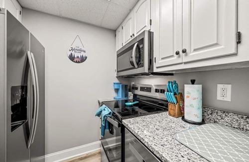 Gatlinburg Apartment | Little Bear Den: *Walk to Gatlinburg!* Updated 2BR w/MTN view!