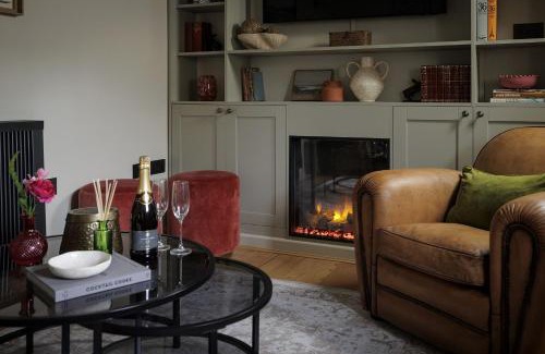 Bibury House | Little Bird Cottage