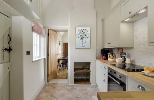 Bibury House | Little Bird Cottage