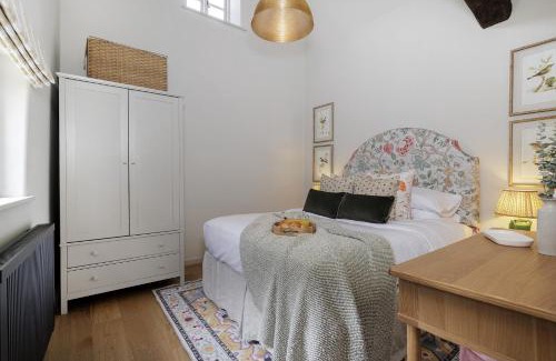 Bibury House | Little Bird Cottage