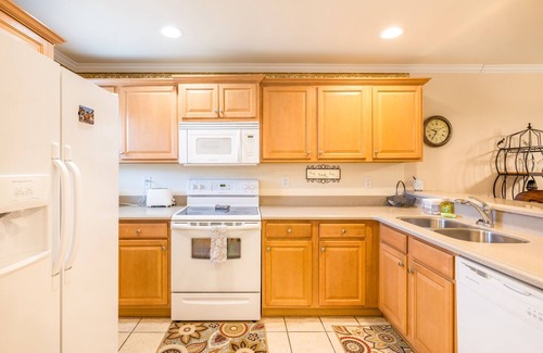 Helen Condo | Little Black Bear -Hot tub, Grill, Kitchen,