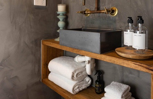 Bangalow Cottage | Little Brae Cottage - 2 bedroom, 2 Bathroom Cosy, peaceful, effortlessly styled to perfection
