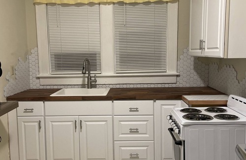 Lynchburg House | Little Bungalow on Warren- Charming and Quaint *PET FRIENDLY*