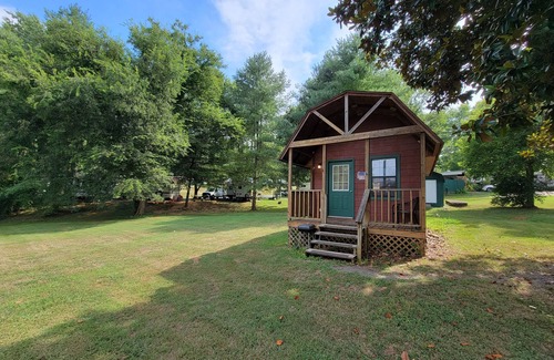Dandridge Cabin | Little Cabin ~ Rustic, Affordable, Family Friendly - Walking Distance to Lake.