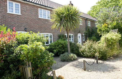 Friston Cottage | Little Chequers is a pretty pet friendly cottage , sleeps 3. close to Aldeburgh