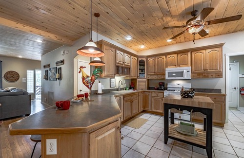 Alto Cabin | Little Creek Retreat
