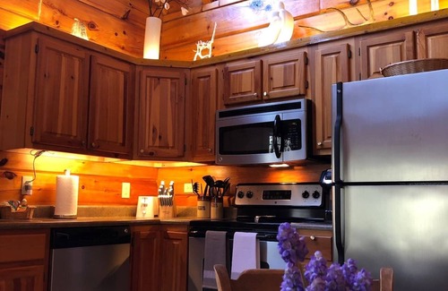 Gatlinburg - Pigeon Forge Cabin | LITTLE CUBBIE Location! Views! Pool!